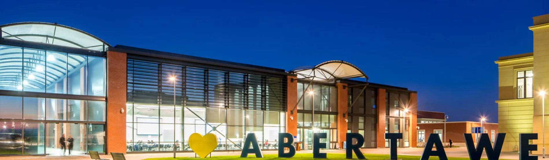 Adeilad Peirianneg yn y nos